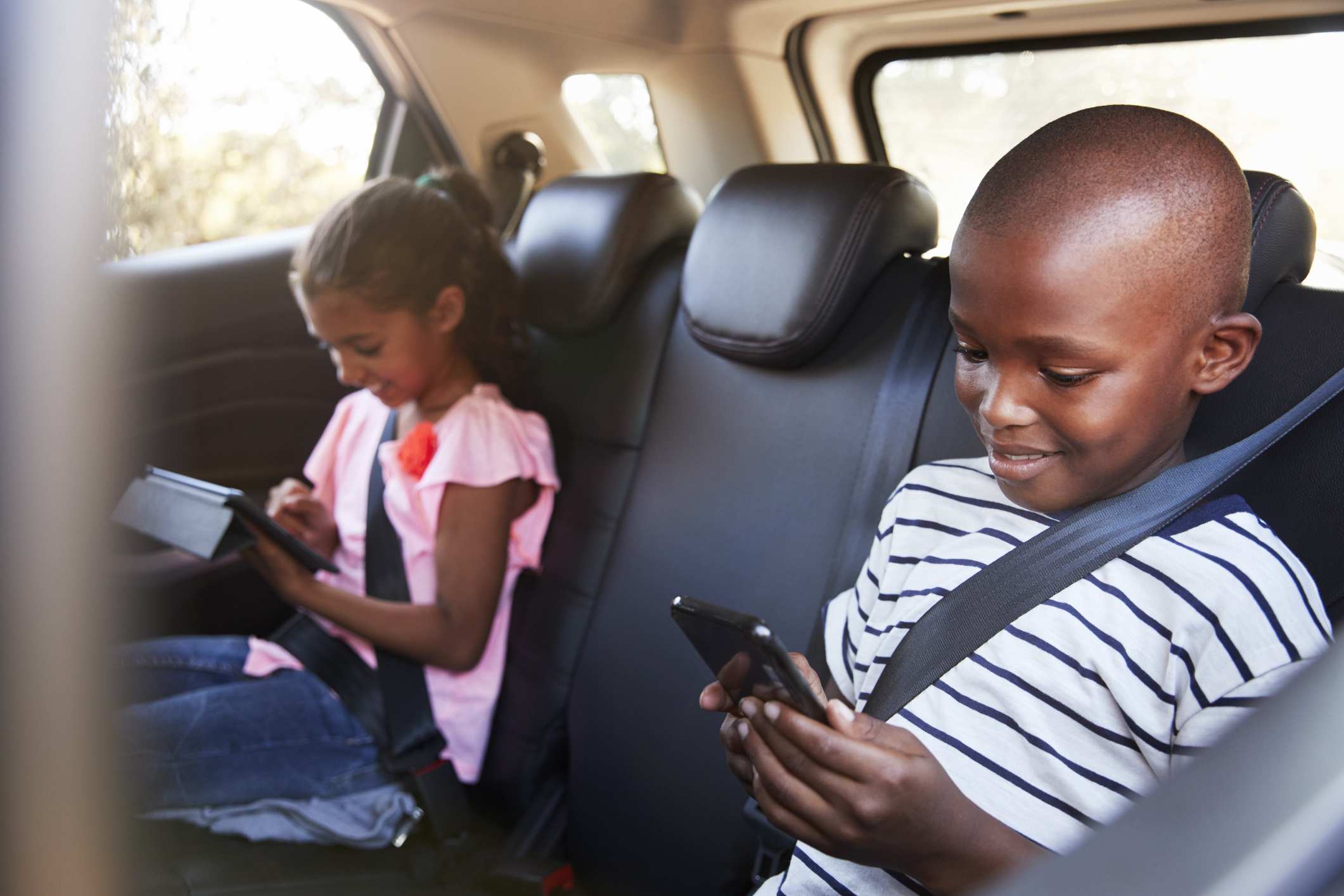 2 children in a car with seatbelts